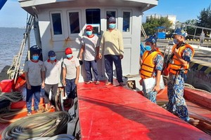 被查獲並扣留的船舶。（圖源：黃勇）