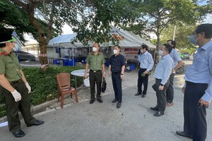 市人委會副主席楊英德（中）同工作團突擊檢查平新郡一隔離區的疫情防控工作。（圖源：文明）