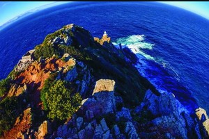 吸引遊客的甘果洞。