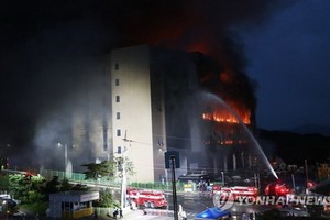 6月17日，在京畿道利川市Coupang德坪分揀中心，滅火作業連夜進行。（圖源：韓聯社）