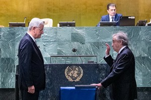 古特雷斯（右）宣誓就任聯合國秘書長，這是他的第二個五年任期。（圖源：聯合國）