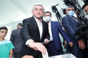 6月20日，亞美尼亞前總統謝爾日·薩爾基相在埃里溫一家投票站參加議會選舉投票。（圖源：新華社）