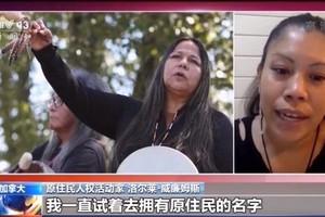 加拿大原住民人權活動家洛爾萊‧威廉姆斯19日接受採訪時抨擊了加拿大政府對原住民的種族滅絕行徑。（圖源：CCTV視頻截圖）