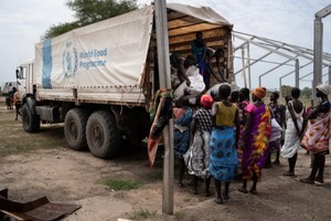 聯合國世界糧食計劃署6月10日，在南蘇丹古穆魯克分發食品。（圖源：AFP）