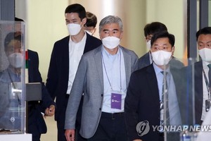 6月19日，美國對朝特別代表星·金（中）飛抵仁川國際機場。 （圖源：韓聯社）