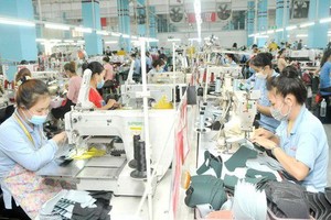 守德市一家出口運動鞋企業的生產線。