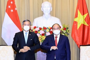 國家主席阮春福（右）與新加坡外交部部長維文‧巴拉科瑞斯南合影。（圖源：VOV）
