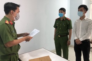 警方向Amida公司經理阮光仲（白衣）宣讀起訴令。（圖源：VGP）