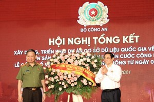 政府總理范明政送花祝賀公安部。（圖源：VOV）