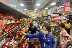 市民在超市選購物品。（圖源：英秀）