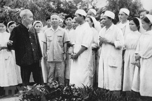 胡伯伯於1963年探望河西省一家診所時囑咐此地幹部須實行“醫生如慈母”。