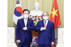 國家主席阮春福（右）接見韓國外交部長鄭義溶。（圖源：曰鐘）