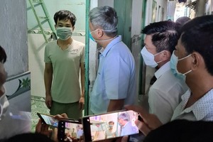 衛生部代表慰問在家隔離的工人。（圖源：伯山）