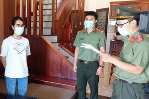 執法警員向黎氏清祿宣讀起訴令。（圖源：光海）