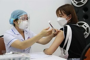 一名女性在接受新冠疫苗注射。（圖源：越通社）