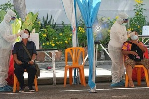 泰國近期工地群聚感染嚴重，巴育政府下令收緊防疫措施，關閉工寮、暫停餐廳內用餐。（圖源：AP）