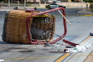 美國新默西哥州阿爾伯克基發生熱氣球撞上電線的事故，造成5人死亡。（圖源：AP）