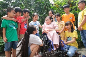 阮氏玉心與學生交談。