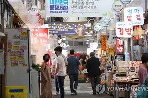 6月28日，在首爾市鐘路區通仁市場，市民前來購物。（圖源：韓聯社）