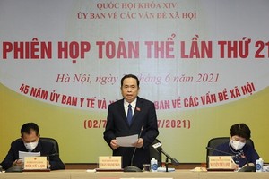 國會常務副主席陳清敏（中）在會議上發表講話。（圖源：H.L）