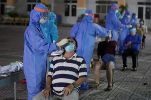 疫情防控工作人員為平新郡平治東坊居民進行採樣檢測。（圖源：獨立）