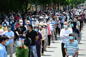 6月29日上午，新富郡富壽和坊約2萬當地居民排隊做核酸篩查。（圖源：VNN）