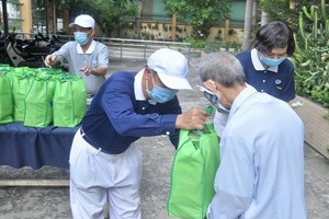 慈善組織向被社會隔離人家贈送禮物。