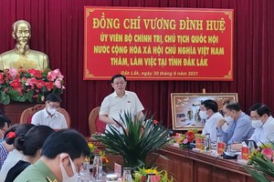 國會主席王廷惠（站）主持會議並發表講話。（圖源：范淮）