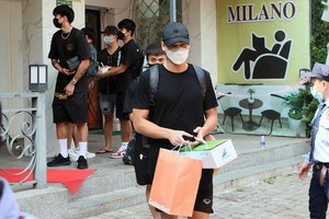 球員們完成隔離後離開隔離區返家。（圖源：黃松）