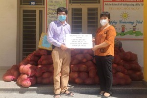 華人企業家陳偉民（左）接收大勒花卉協會的蔬菜以運抵本市。