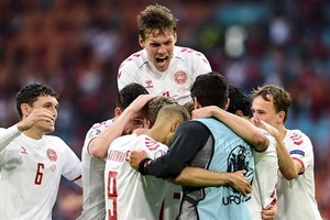 丹麥球隊慶祝進球。（圖源：互聯網）