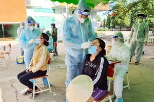 民眾接受採樣檢測新冠病毒。