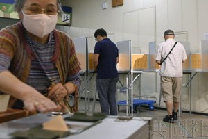 日本東京選民在一處投票站參加投票。（圖源：共同社）