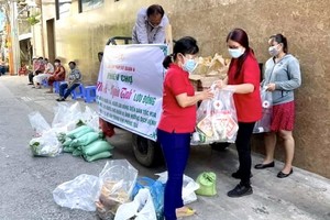 紅十字會工職員準備禮品發給窮人。