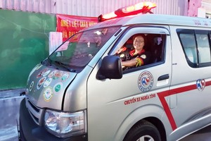 天理檢查救護車，為服務貧困病人整裝待發。