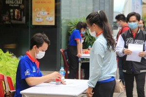 志願青年為考生接力