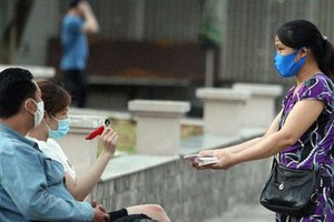 在本市實施社交隔離期間，每一名兜售彩票者將獲補助金每日5萬元。