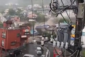 當地時間7月3日上午，日本靜岡縣熱海市發生土石流意外，民宅在一瞬間被土石掩埋。（圖源：視頻截圖）