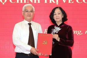 阮文利同志（左）從中央組織部部長張氏梅手中接過人事委任《決定》。（圖源：福俊）