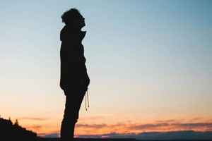 垂柳下　鬢微霜