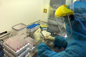 醫護人員在做檢測以篩查新冠病例。（圖源：HCDC）