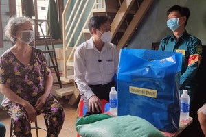 郡越南祖國陣線委員會主席黎晉才 (中)探訪華人民兵。