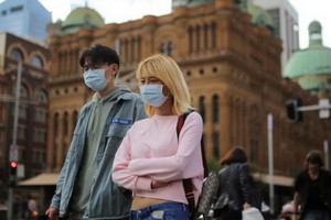 澳洲悉尼街頭上，人們外出時都戴上了口罩。（圖源：路透社）