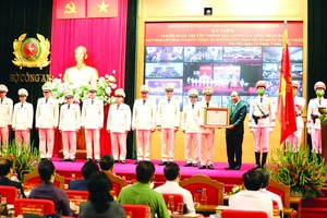 國家主席阮春福代表黨和國家領導向人民安寧力量頒授一等捍衛祖國勳章。（圖源：越通社）