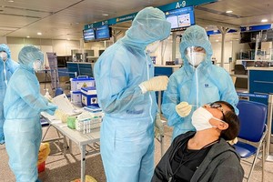 7月11日上午，一名乘客在新山一機場接受鼻拭子取樣測試。（圖源：風蘭）