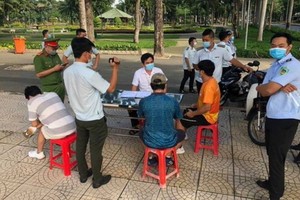 7月9日上午，在嘉定公園區內，3名違反社交隔離規定者被罰款每人200萬元。（圖源：小翠）