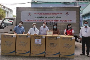 陳長山主席（左三）向５家醫院轉贈摺疊躺椅。