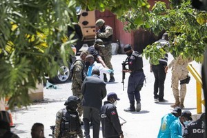 7月7日，海地總統莫伊茲於自宅遇刺身亡，警察和法醫在總統府外尋找證據。（圖源：AFP）