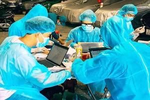 在隔離區，參與抗疫的本市各所醫科大學的志願生正輸入接受採檢者的資訊。