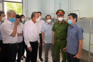 政府常務副總理張和平（前左二）親往視察同奈省3號野戰醫院。（圖源：衛生部）